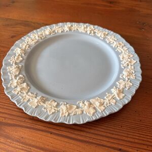 Wedgwood Dinner Plate Cream Color Grapes on Lavender/Blue  Shell Ruffle Edge